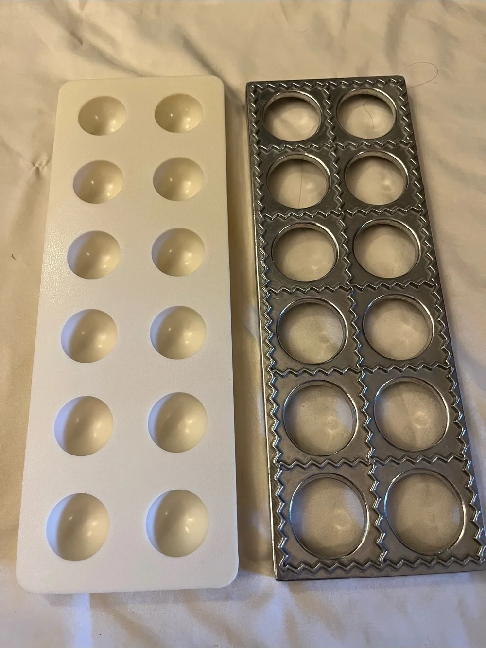 VTG VillaWare Ravioli Maker 12 Hole Round Scalloped Pasta Mold Press Italian Kit